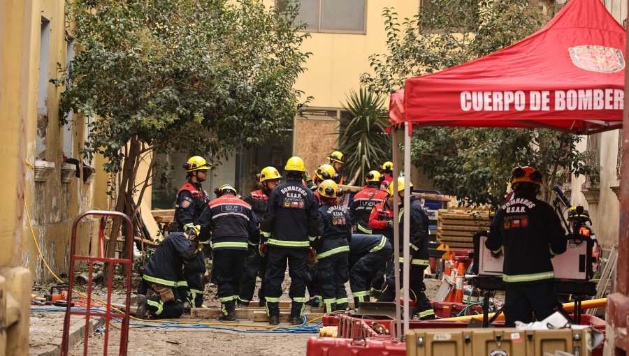 Hallan un segundo cuerpo al interior de casona colapsada tras incendio en el centro de Santiago