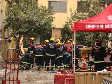 Hallan un segundo cuerpo al interior de casona colapsada tras incendio en el centro de Santiago