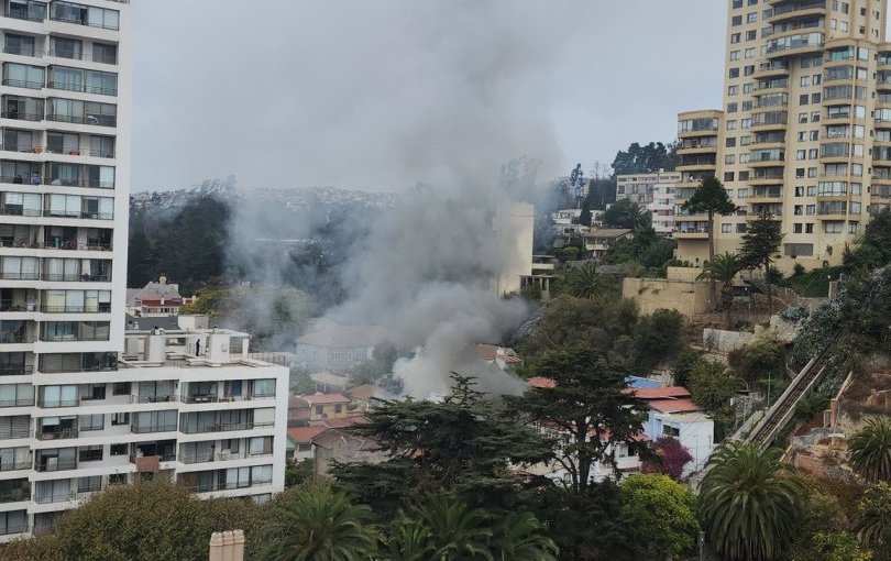 Controlan incendio que consumió gran parte de céntrico hostal de Viña del Mar: no hubo lesionados