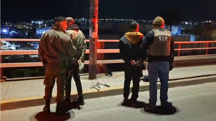 Detienen a dos sujetos armados con escopetas artesanales y droga en San Antonio