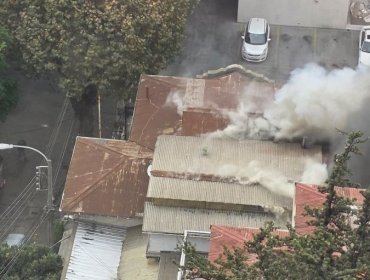 Incendio estructural moviliza al Cuerpo de Bomberos a céntrico hostal de Viña del Mar