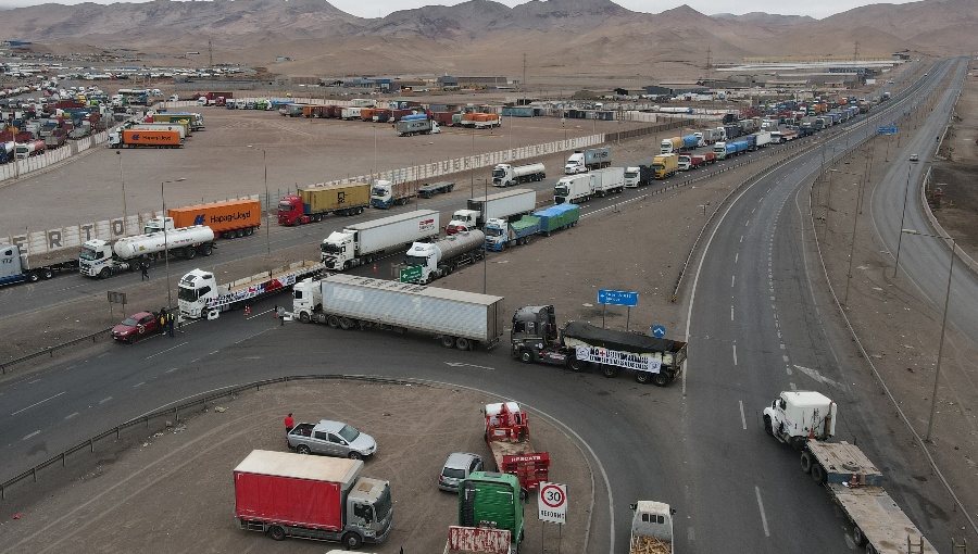 Camioneros aseguran que nueva alza en el precio del diésel "es una lápida al sector"