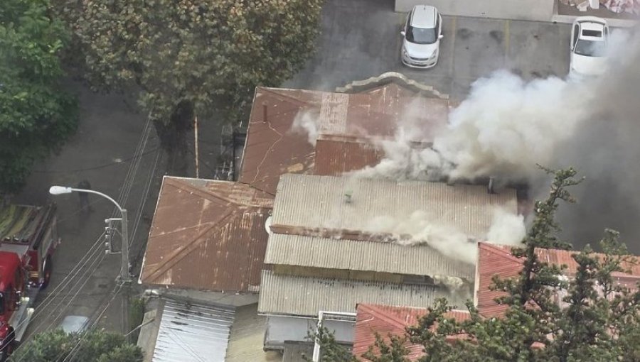 Incendio estructural moviliza al Cuerpo de Bomberos a céntrico hostal de Viña del Mar
