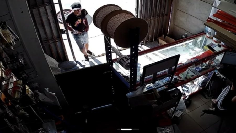 Carabineros detuvo a dos sujetos tras tour delictual en Quilpué: recuperaron automóvil robado e incautaron tres armas