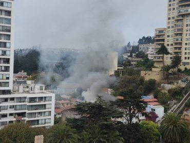 Controlan incendio que consumió gran parte de céntrico hostal de Viña del Mar: no hubo lesionados