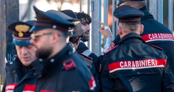 Terror en Nápoles: asalto a banco termina con 30 rehenes y delincuentes atrincherados