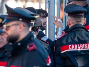 Terror en Nápoles: asalto a banco termina con 30 rehenes y delincuentes atrincherados