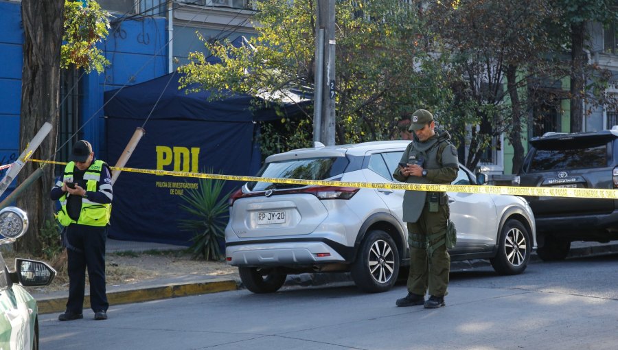 Brutal crimen en Santiago: mujer es hallada asesinada con múltiples heridas en plena vía pública
