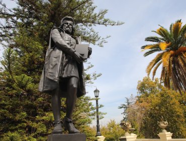 Tras ser vandalizadas en el estallido social: Esculturas de Johannes Gutenberg y Johann Fust regresaron al cerro Santa Lucía