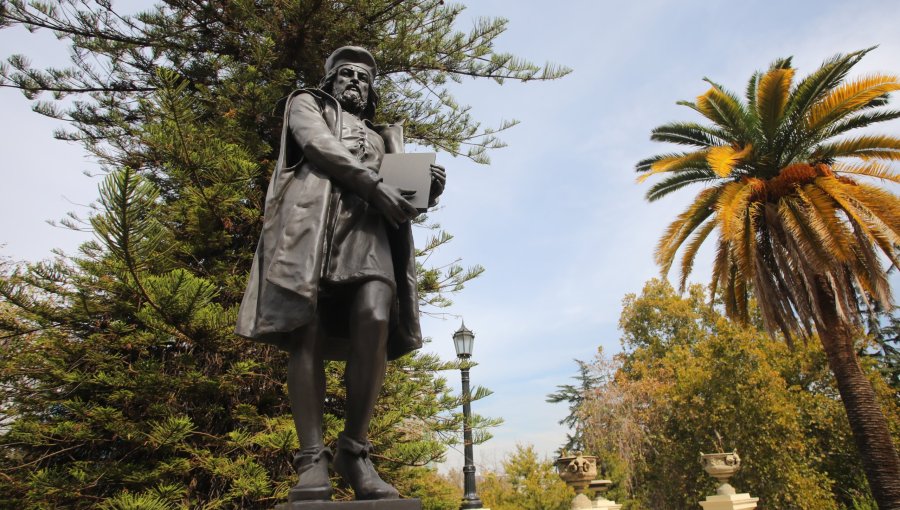 Tras ser vandalizadas en el estallido social: Esculturas de Johannes Gutenberg y Johann Fust regresaron al cerro Santa Lucía