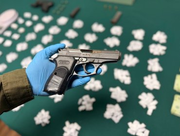 Dos detenidos en El Tabo tras allanamiento por tráfico de drogas y tenencia de armas