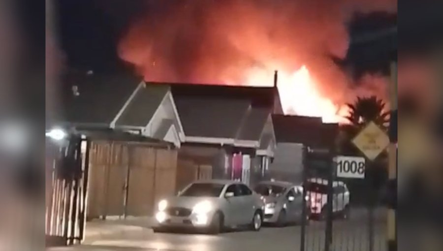 Bomberos combaten incendio que se originó tras una explosión al interior de una vivienda en Quillota