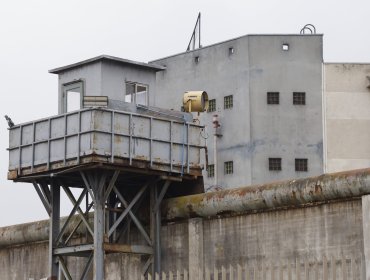 Suspenden a dos gendarmes por liberación errónea de reo en Valparaíso: delincuente condenado se mantiene como prófugo