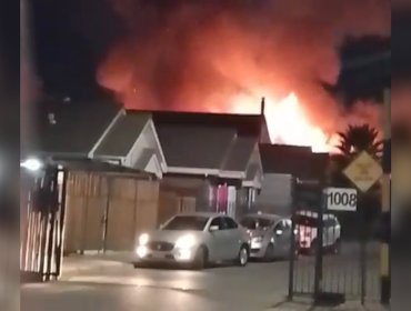 Bomberos combaten incendio que se originó tras una explosión al interior de una vivienda en Quillota