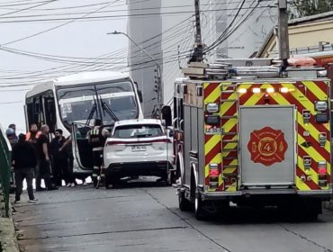 Una decena de lesionados dejó colisión entre una micro y un automóvil en Viña del Mar