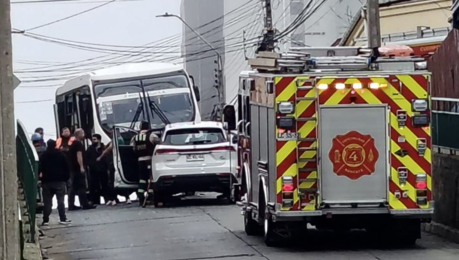 Una decena de lesionados dejó colisión entre una micro y un automóvil en Viña del Mar