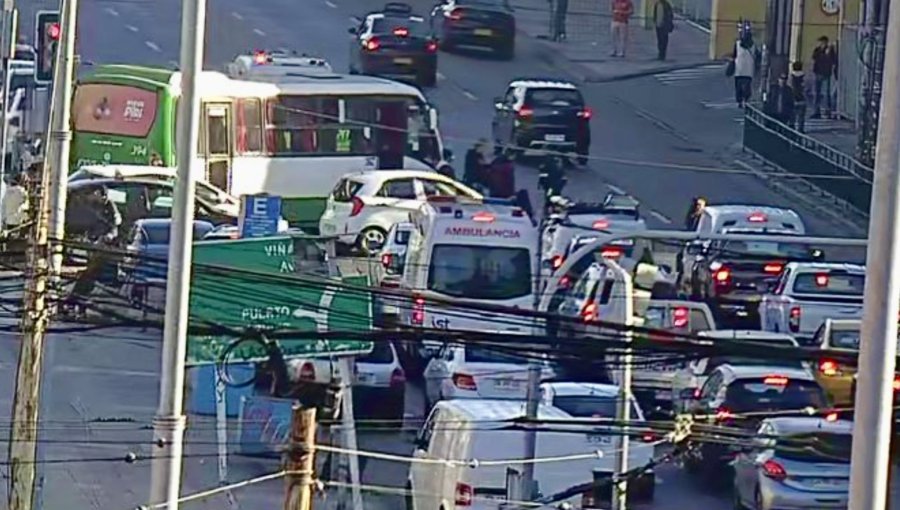 Mujer fue atropellada por una micro en la Av. Argentina y desató el caos vial en Valparaíso
