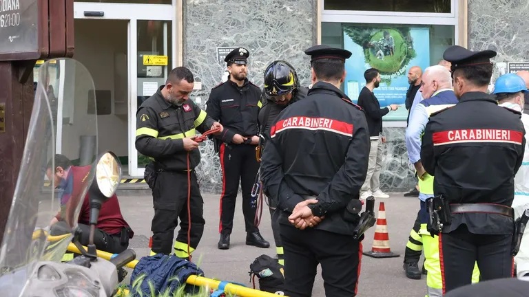 Asaltantes de sucursal bancaria en Nápoles lograron escapar por túnel tras liberación de casi 30 rehenes
