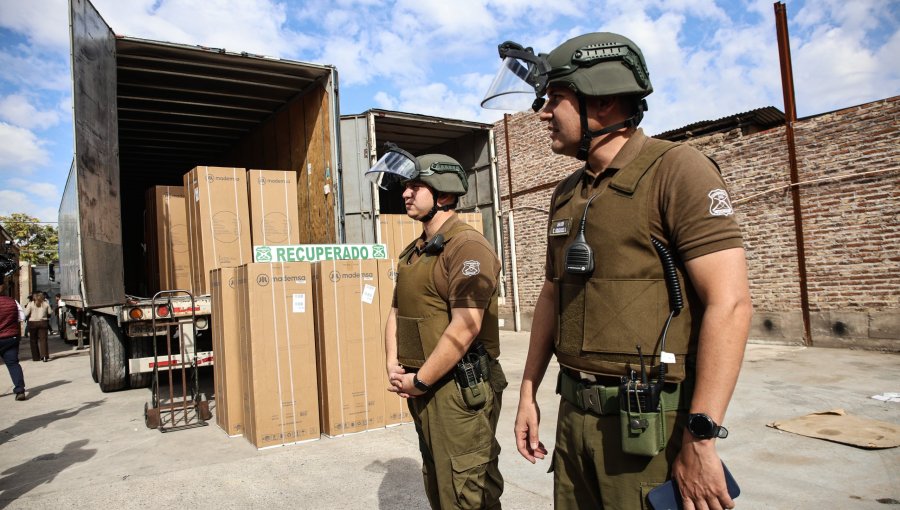 Golpe policial en Recoleta: caen cuatro sujetos y recuperan 100 refrigeradores robados