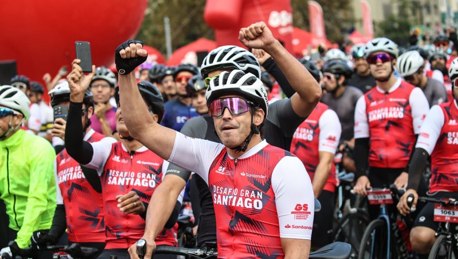 Más de 12 mil ciclistas llenaron las calles de Santiago en jornada deportiva