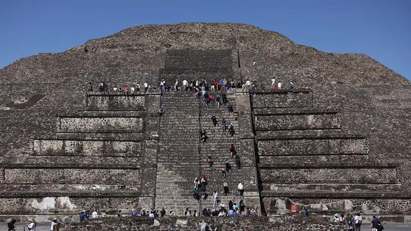 Una mujer muere y varios turistas resultan heridos en un tiroteo en la Pirámide de la Luna de Teotihuacán en México