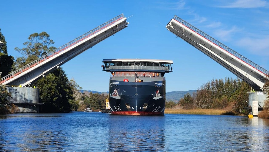 Puente Cau Cau se eleva a inéditos 30 grados para el paso de un crucero híbrido
