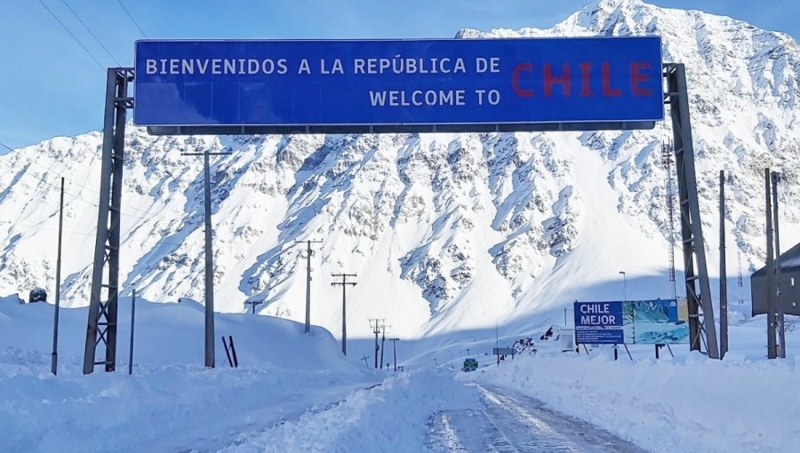 Nevadas en la alta cordillera obligan a suspender el tránsito en Los Libertadores