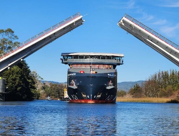 Puente Cau Cau se eleva a inéditos 30 grados para el paso de un crucero híbrido