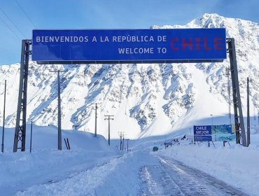 Nevadas en la alta cordillera obligan a suspender el tránsito en Los Libertadores