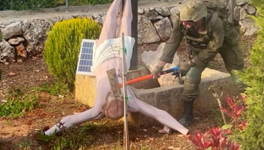 Soldado israelí desata indignación tras destruir una estatua de Jesucristo crucificado en Líbano