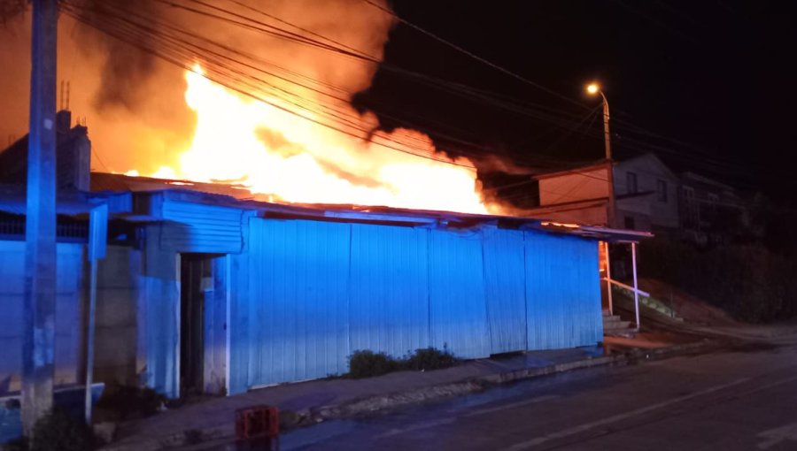 Incendio estructural destruyó una vivienda en la parte alta del cerro Playa Ancha