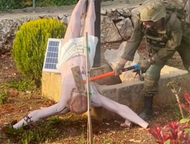 Soldado israelí desata indignación tras destruir una estatua de Jesucristo crucificado en Líbano