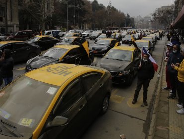 Comienza pago de bono de $100 mil destinado a taxis, taxis colectivos y transporte escolar ante alza de combustibles