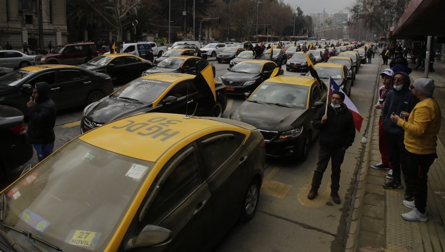 Comienza pago de bono de $100 mil destinado a taxis, taxis colectivos y transporte escolar ante alza de combustibles