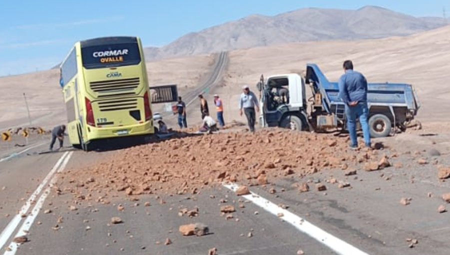 Dos fallecidos y al menos 23 heridos deja colisión frontal entre bus y un camión en Tocopilla