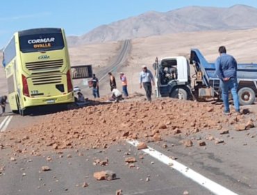 Dos fallecidos y al menos 23 heridos deja colisión frontal entre bus y un camión en Tocopilla