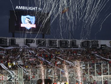 Árbitro consignó lanzamiento de fuegos artificiales y bengales en partido de Colo-Colo ante Palestino