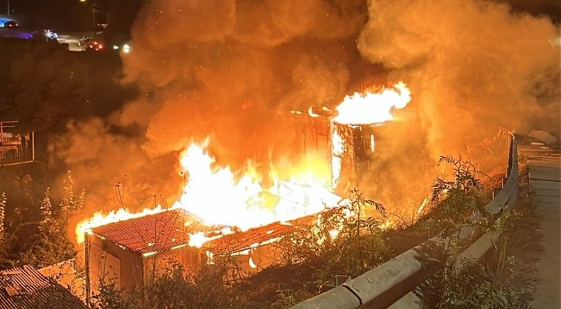 Bomberos combaten incendio que afecta al menos a una vivienda en el sector Forestal Alto de Viña del Mar