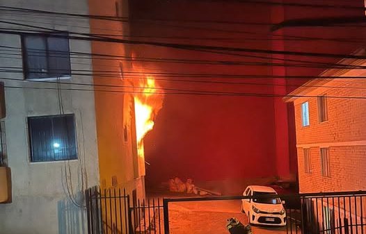 Incendio afectó a un departamento en el cerro Lecheros de Valparaíso: Bomberos rescató a personas que habían quedado atrapadas