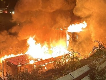 Bomberos combaten incendio que afecta al menos a una vivienda en el sector Forestal Alto de Viña del Mar