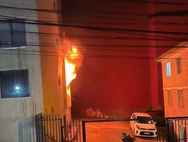 Incendio afectó a un departamento en el cerro Lecheros de Valparaíso: Bomberos rescató a personas que habían quedado atrapadas