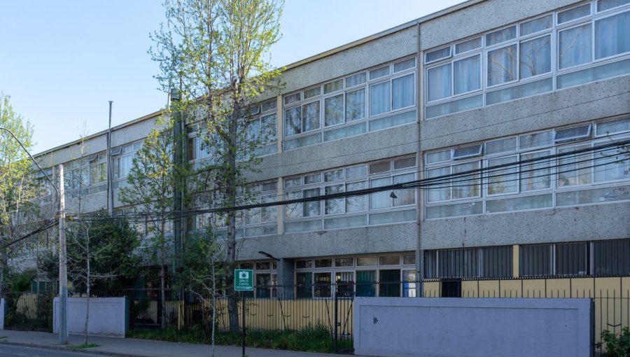 Alumno de 16 años fue detenido tras encender bengala en liceo en Providencia: portaba 19 botellas para bombas molotov