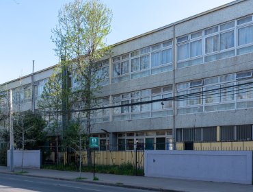 Alumno de 16 años fue detenido tras encender bengala en liceo en Providencia: portaba 19 botellas para bombas molotov