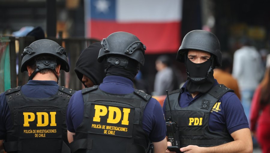 Delincuentes balean a hombre en sus piernas en persa de Estación Central y le roban más de $700 mil