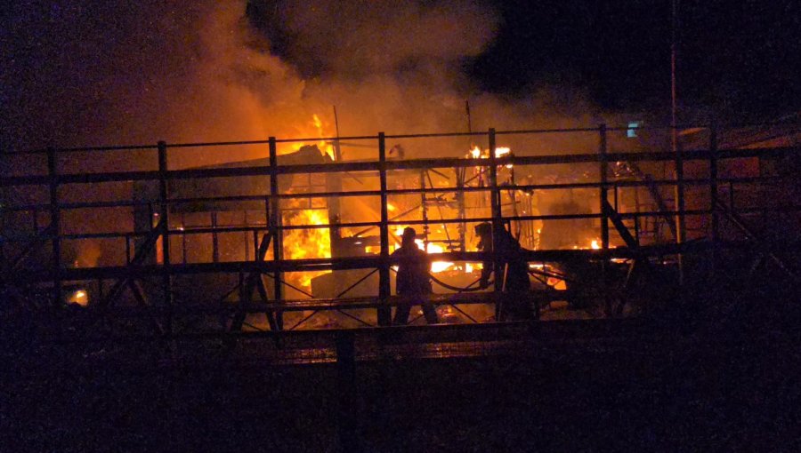 Incendio consume sede del Club Deportivo Cristo Rey en el sector alto de Llolleo en San Antonio