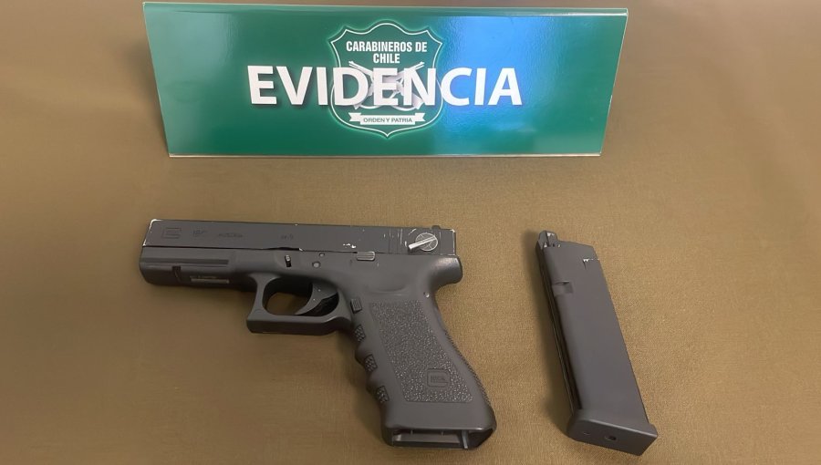 Detienen a adolescente que intentó ingresar a colegio de Maipú con una pistola de fogueo: el menor ya mantenía antecedentes
