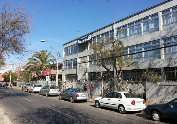 En libertad vigilada quedó estudiante detenido por encender una bengala en el Liceo Arturo Alessandri Palma de Providencia
