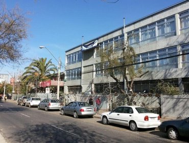 En libertad vigilada quedó estudiante detenido por encender una bengala en el Liceo Arturo Alessandri Palma de Providencia