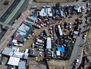 Encuentran más de 100 autos durante operativo en terreno del Serviu tomado en Cerrillos: 10 personas fueron detenidas