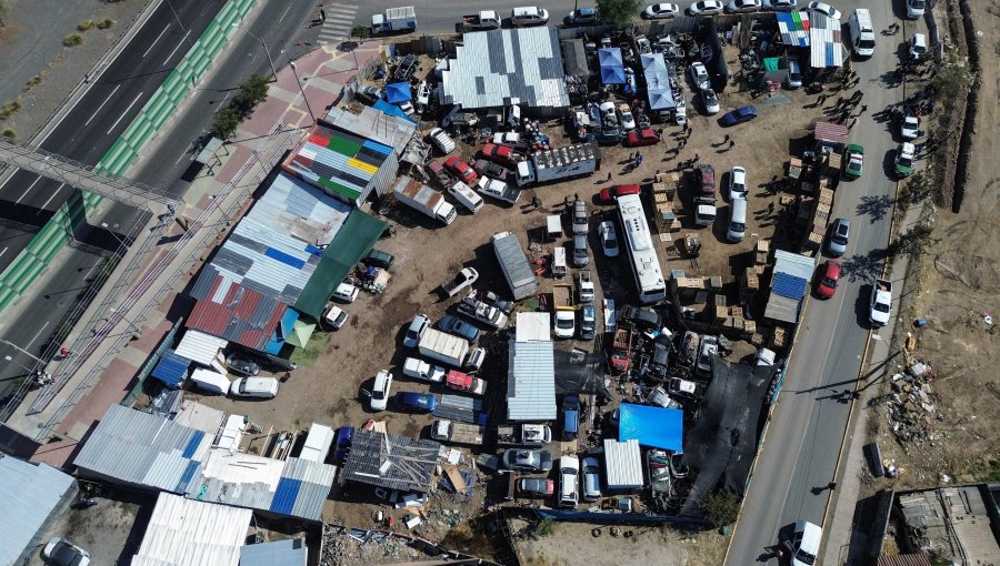 Encuentran más de 100 autos durante operativo en terreno del Serviu tomado en Cerrillos: 10 personas fueron detenidas